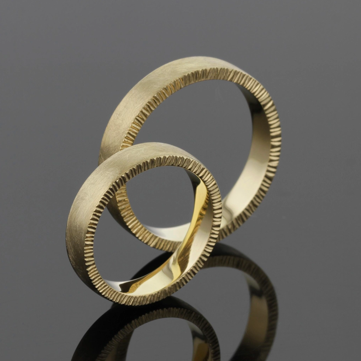 Wedding rings in 18ct gold
