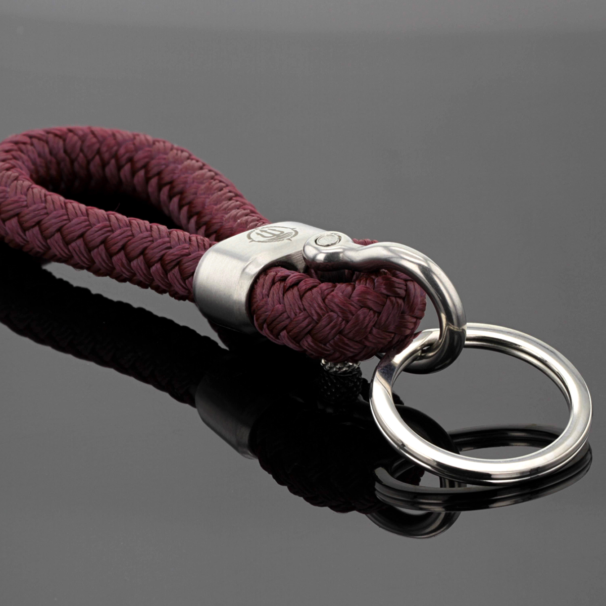 Keychain made of marine rope in a burgundy colour with stainless steel.