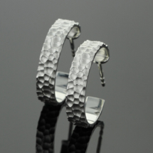 Medium sized hoop earrings in silver with a lava texture
