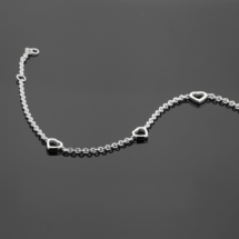 Dainty bracelet in silver with three small hearts