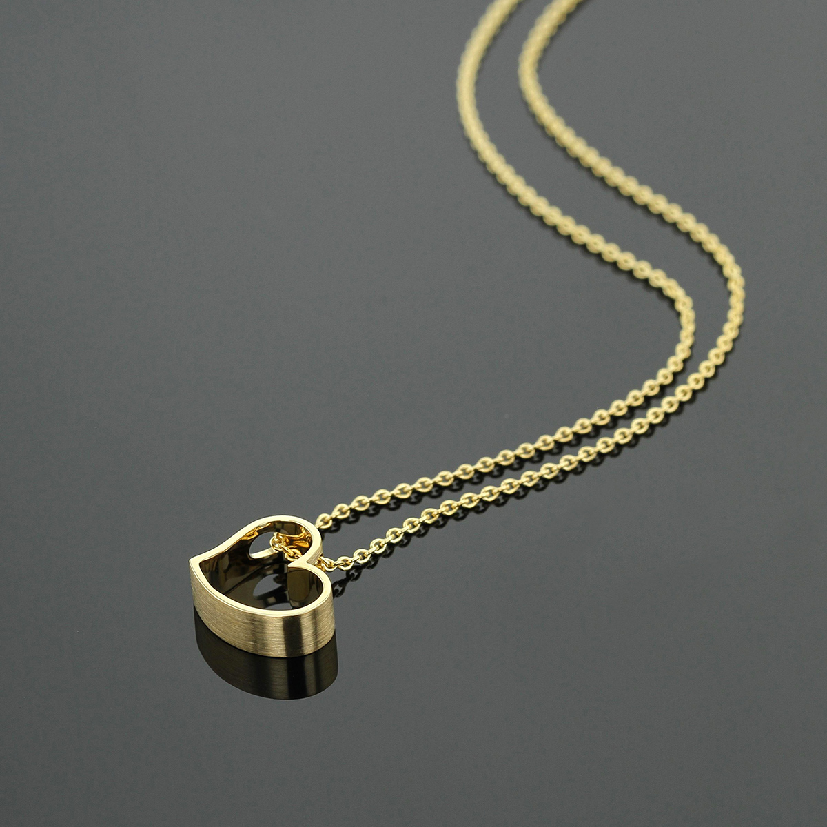 Heart shaped pendant in 18ct yellow gold