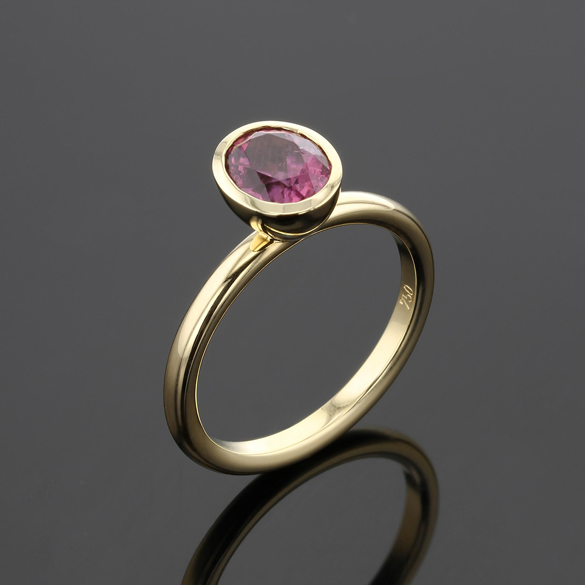 Ring in polished yellow gold with an oval shaped Pink Tourmaline.