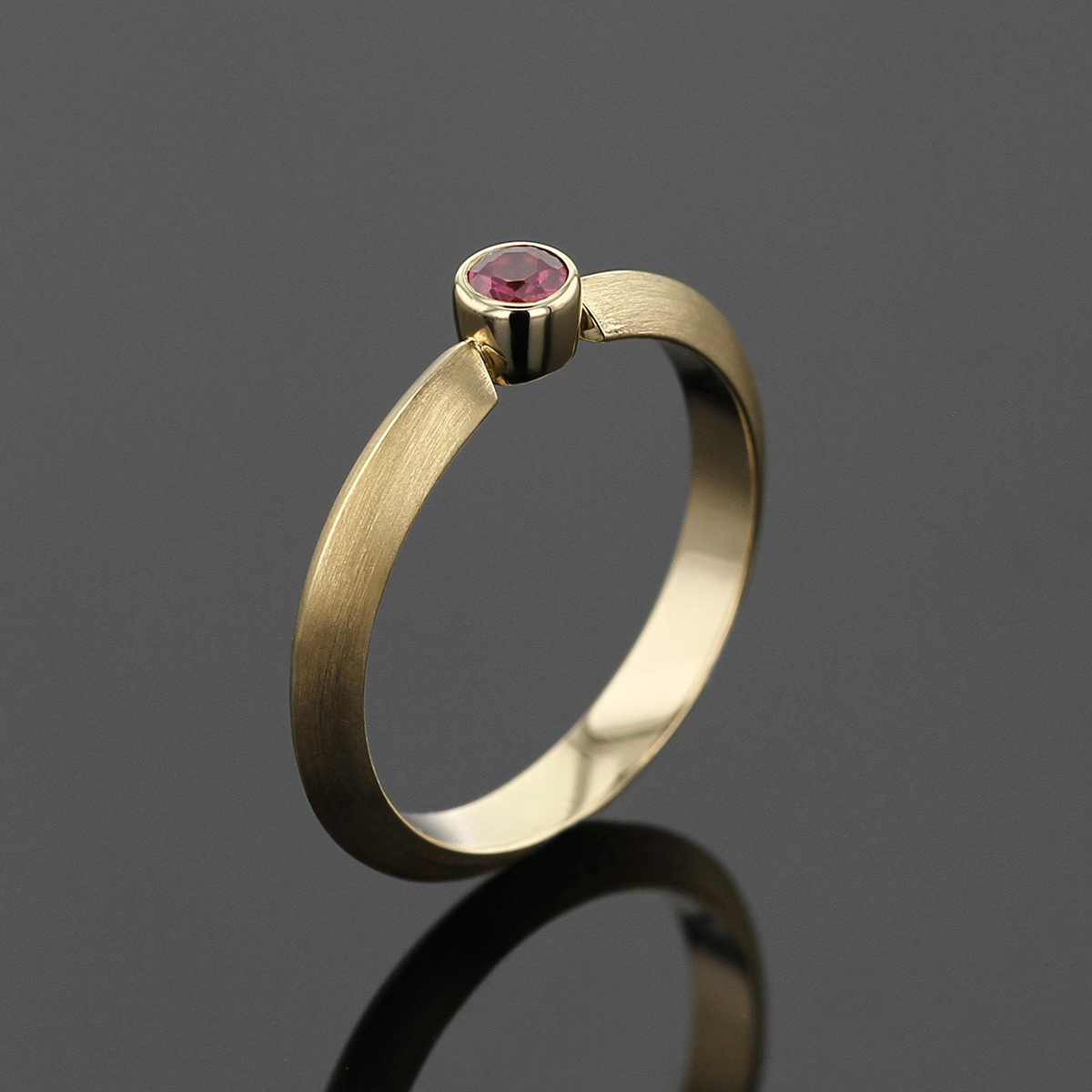 Fine ring in yellow gold with a round ruby
