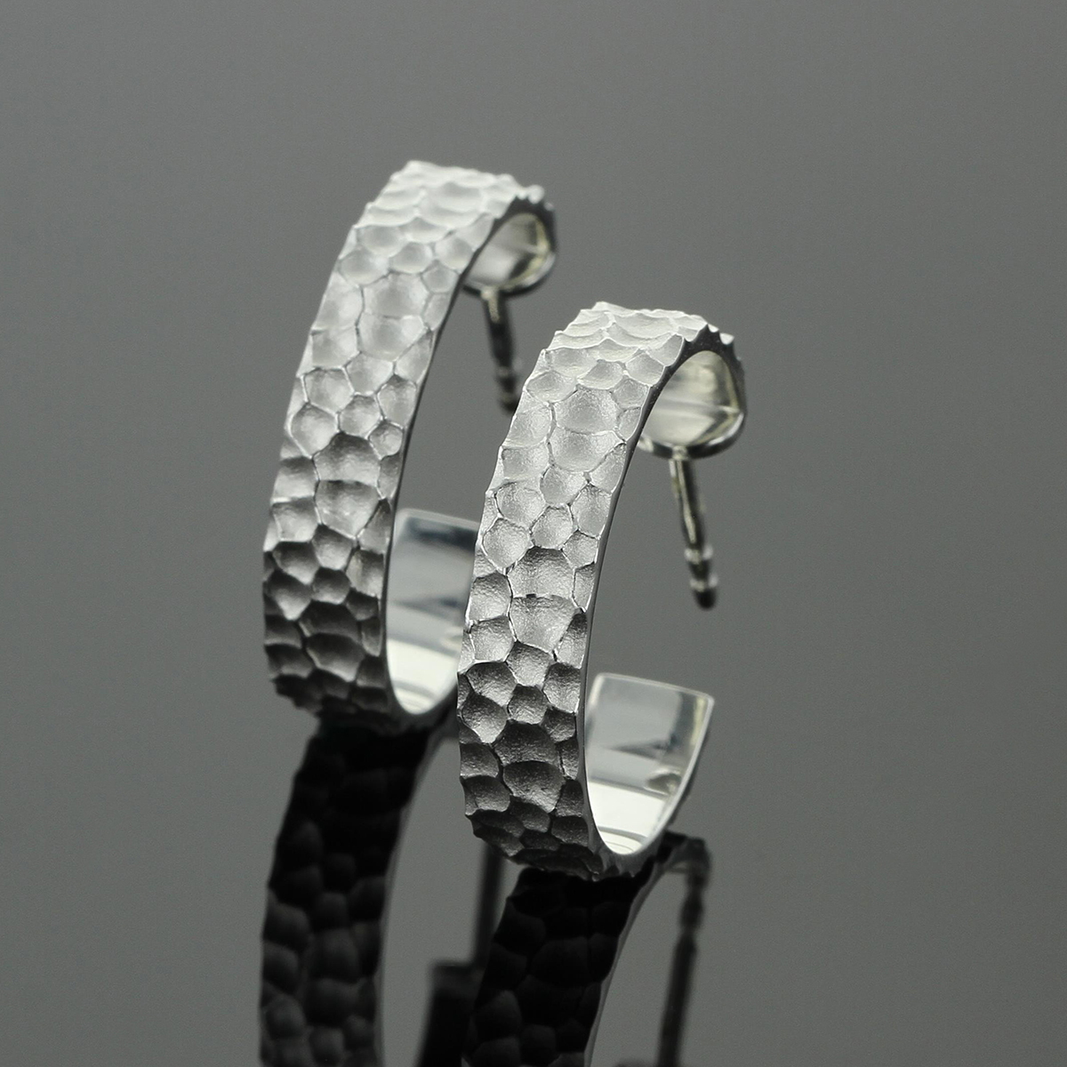 Hoop earrings in silver with a rock texture