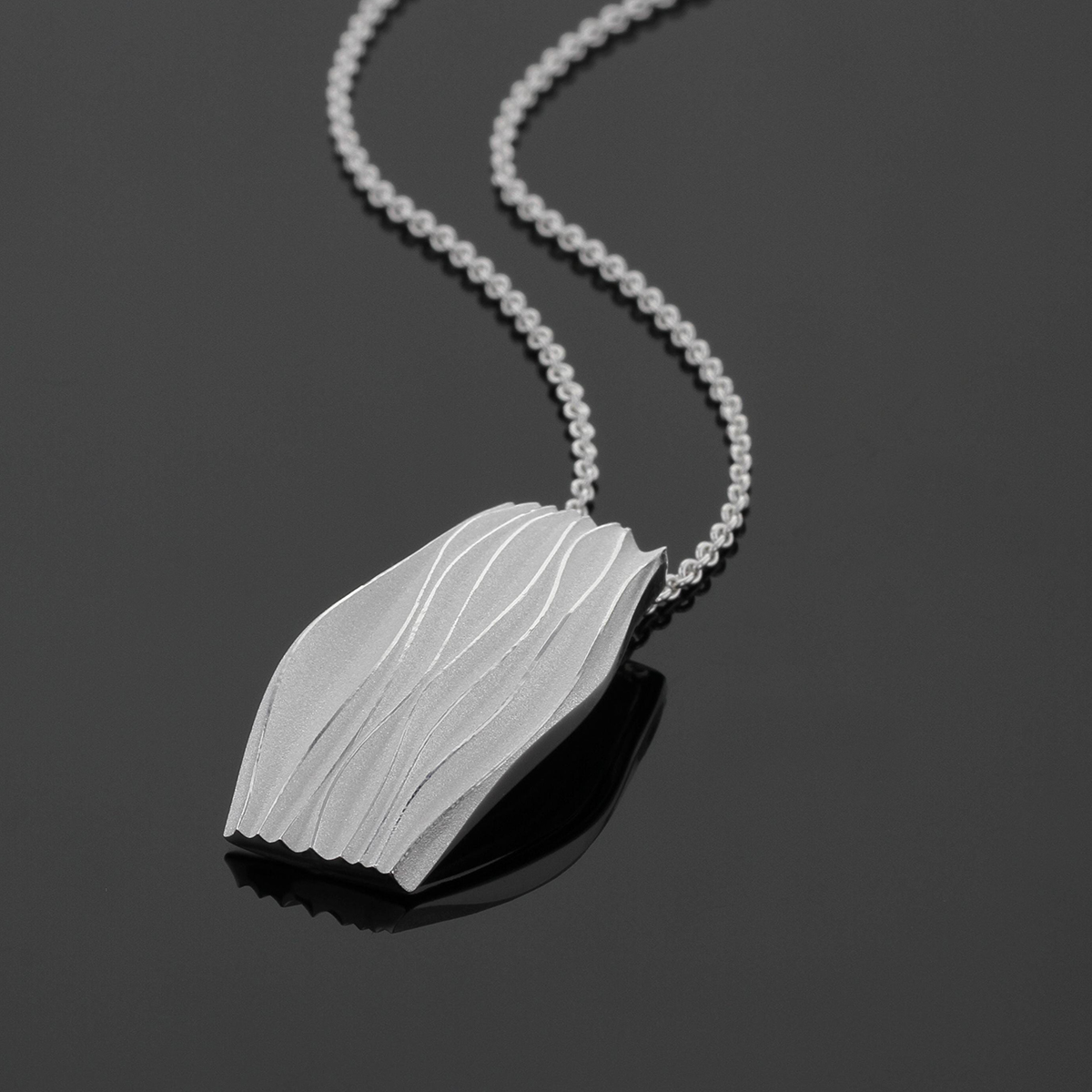 Pendant in silver with waved rills