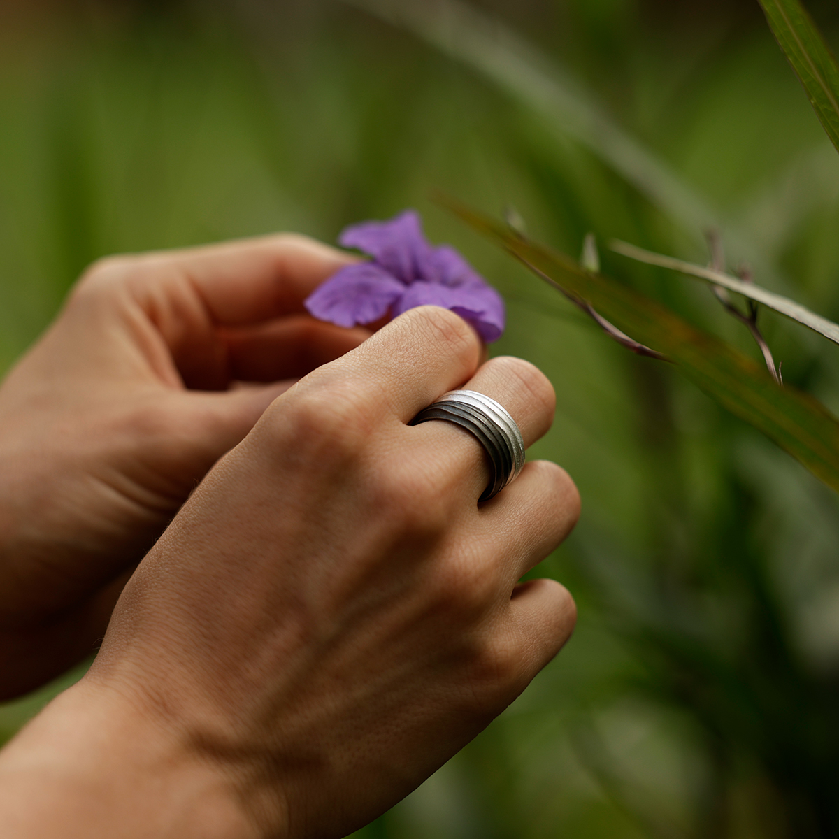 Black and white silver rings for couples with rills