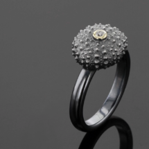 Sea urchin ring in black silver with a diamond