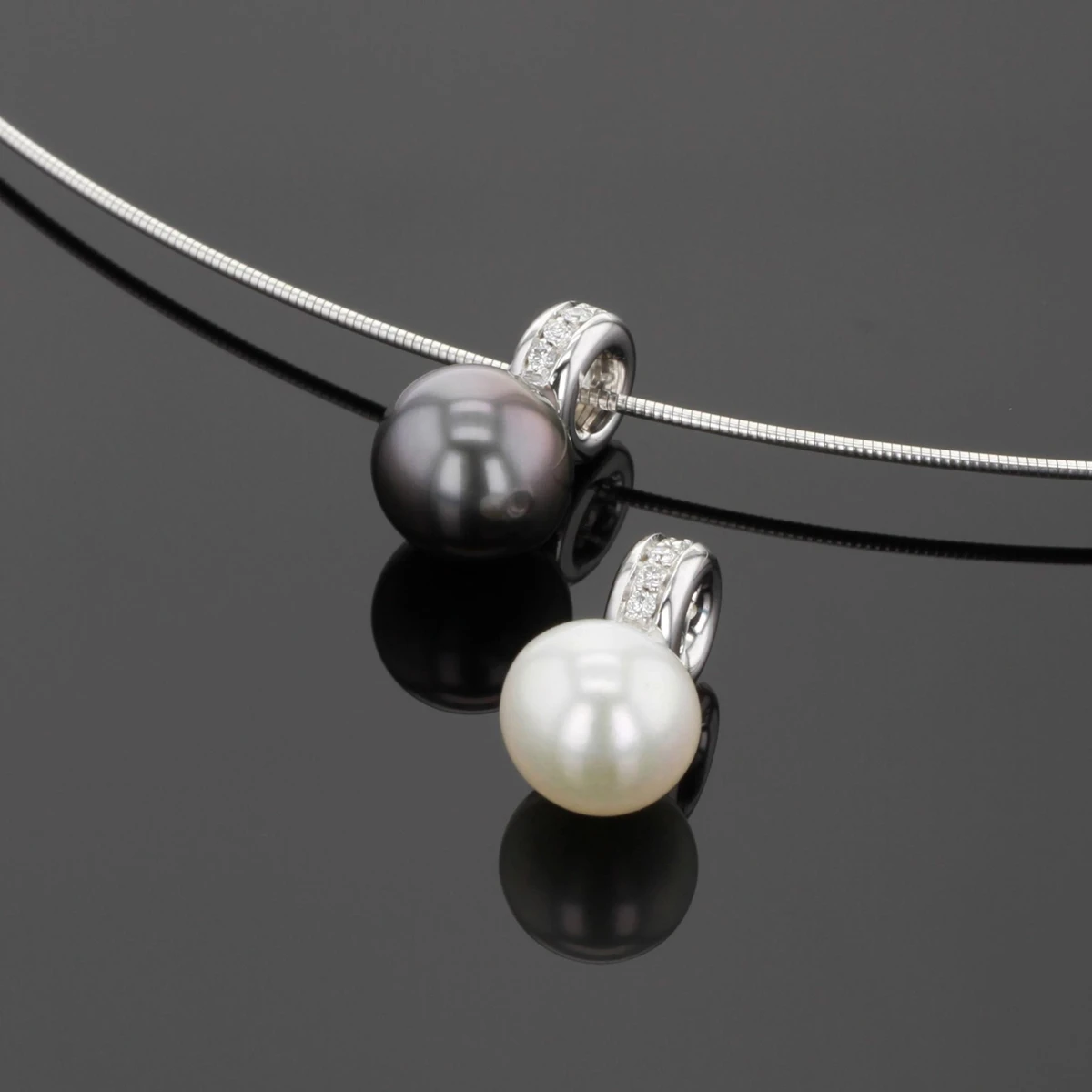 Pearl pendants in gold with diamonds