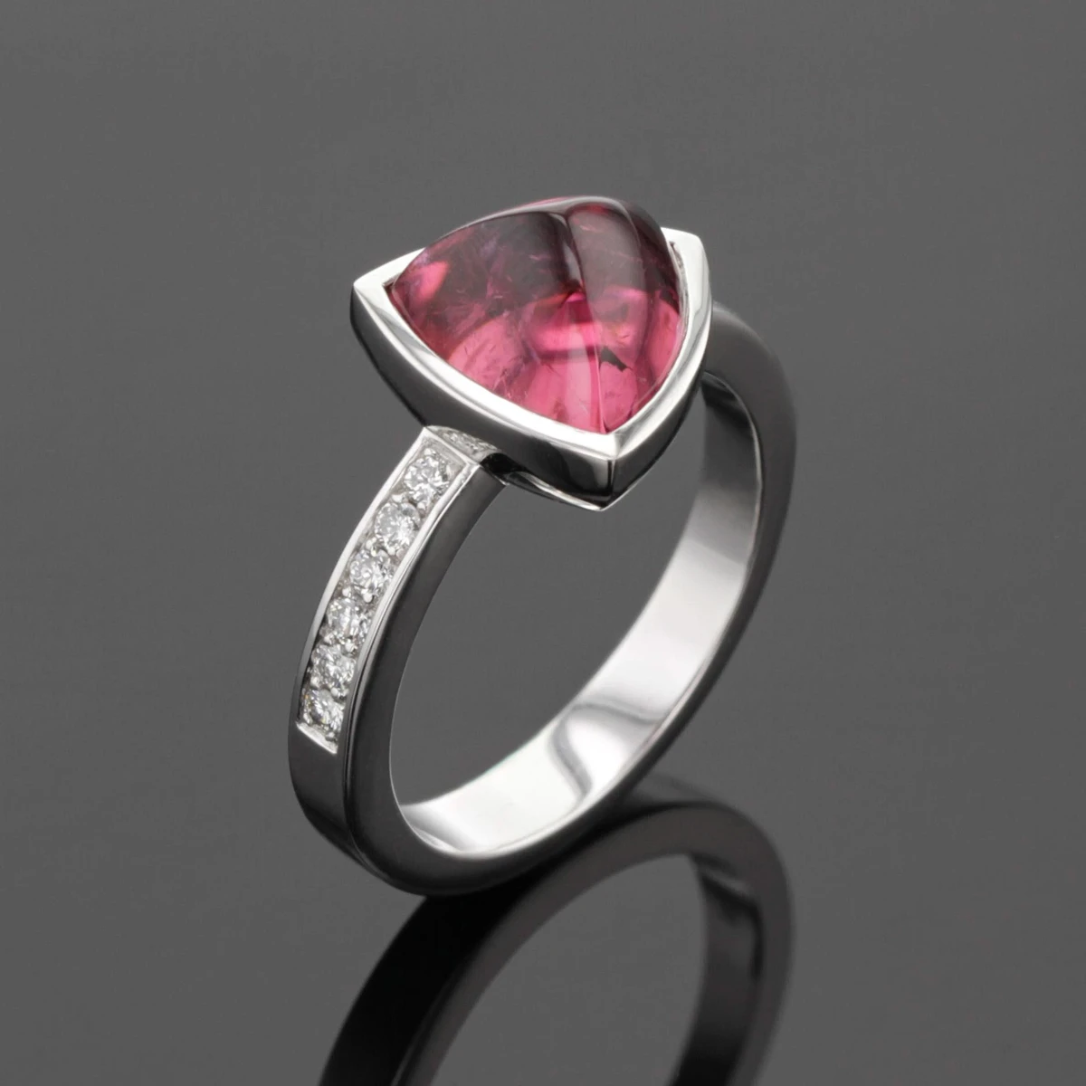 White gold ring with a pink Tourmaline and dimaonds