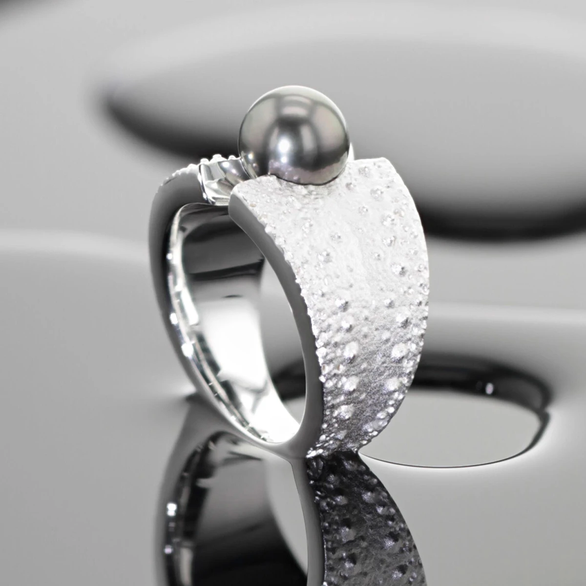 Silver sea urchin textured ring with a Tahiti pearl