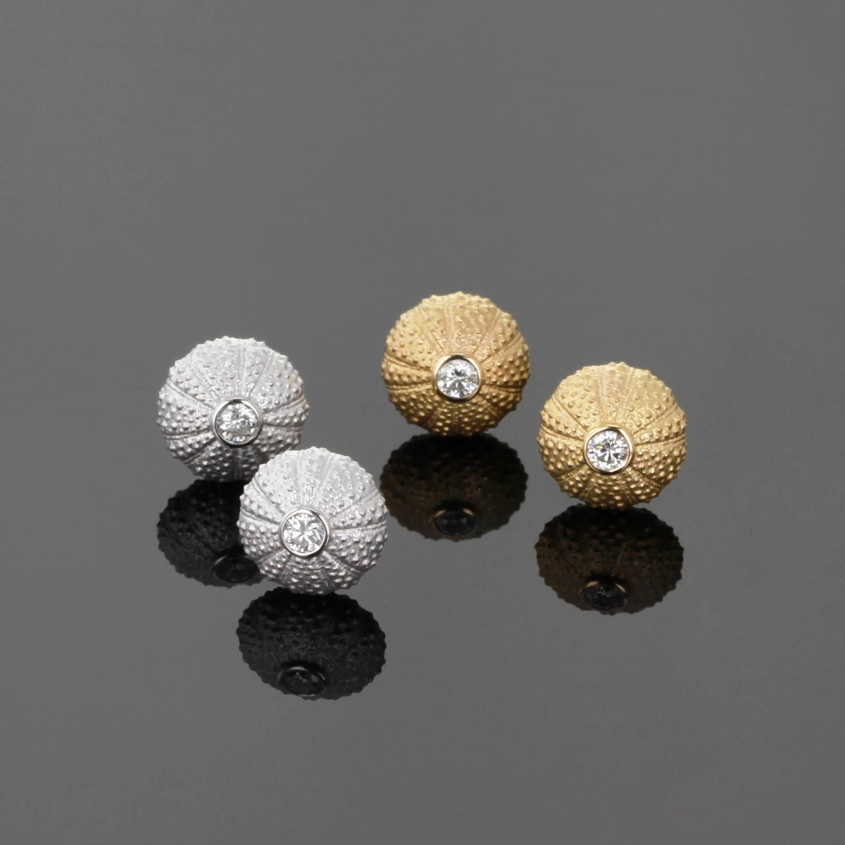 Mini sea urchin earrings in gold with diamonds