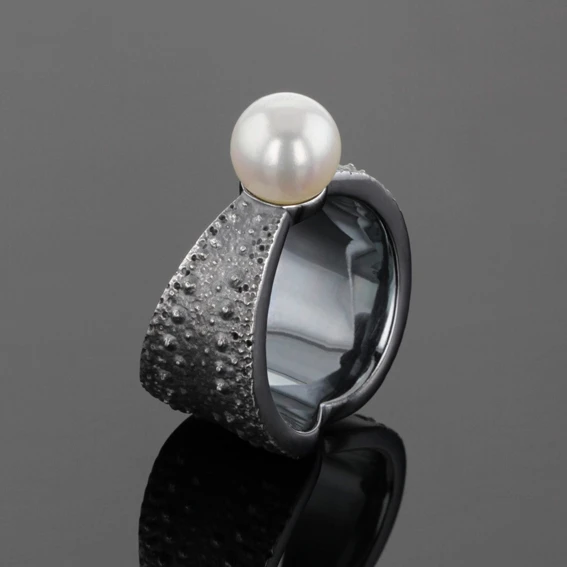 Black silver ring with sea urchin details and a freshwater pearl