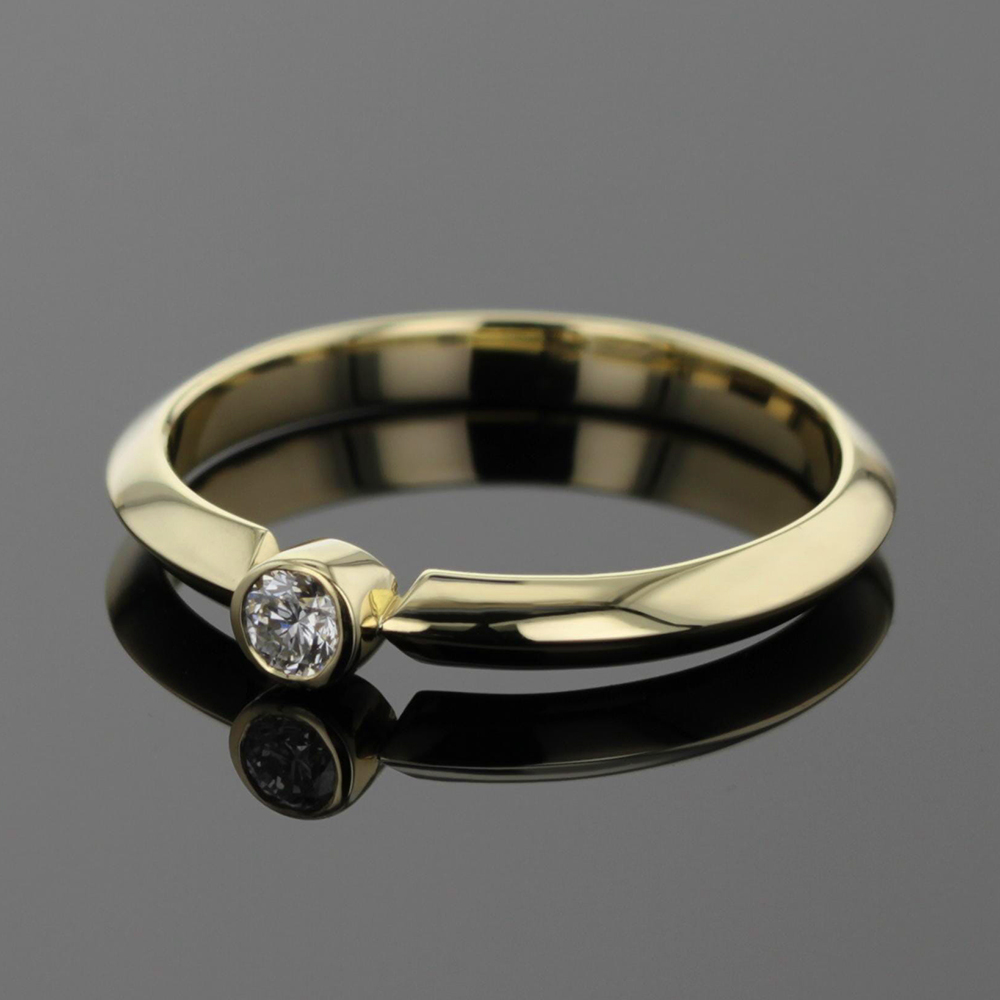 9ct gold and diamond ring