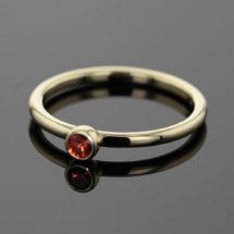 9ct gold ring with Garnet