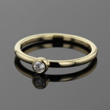 9ct gold ring with diamond