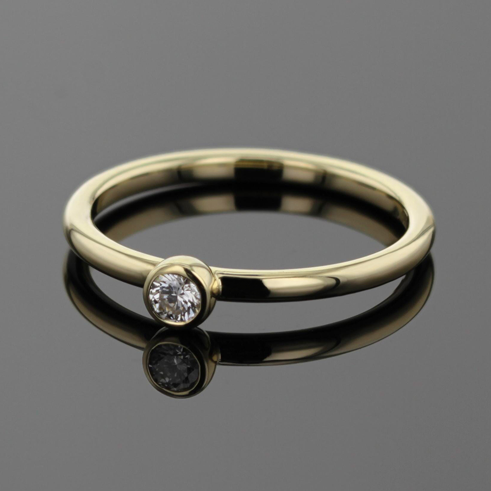 9ct gold ring with diamond