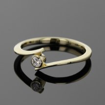9ct gold ring with lab grown diamond