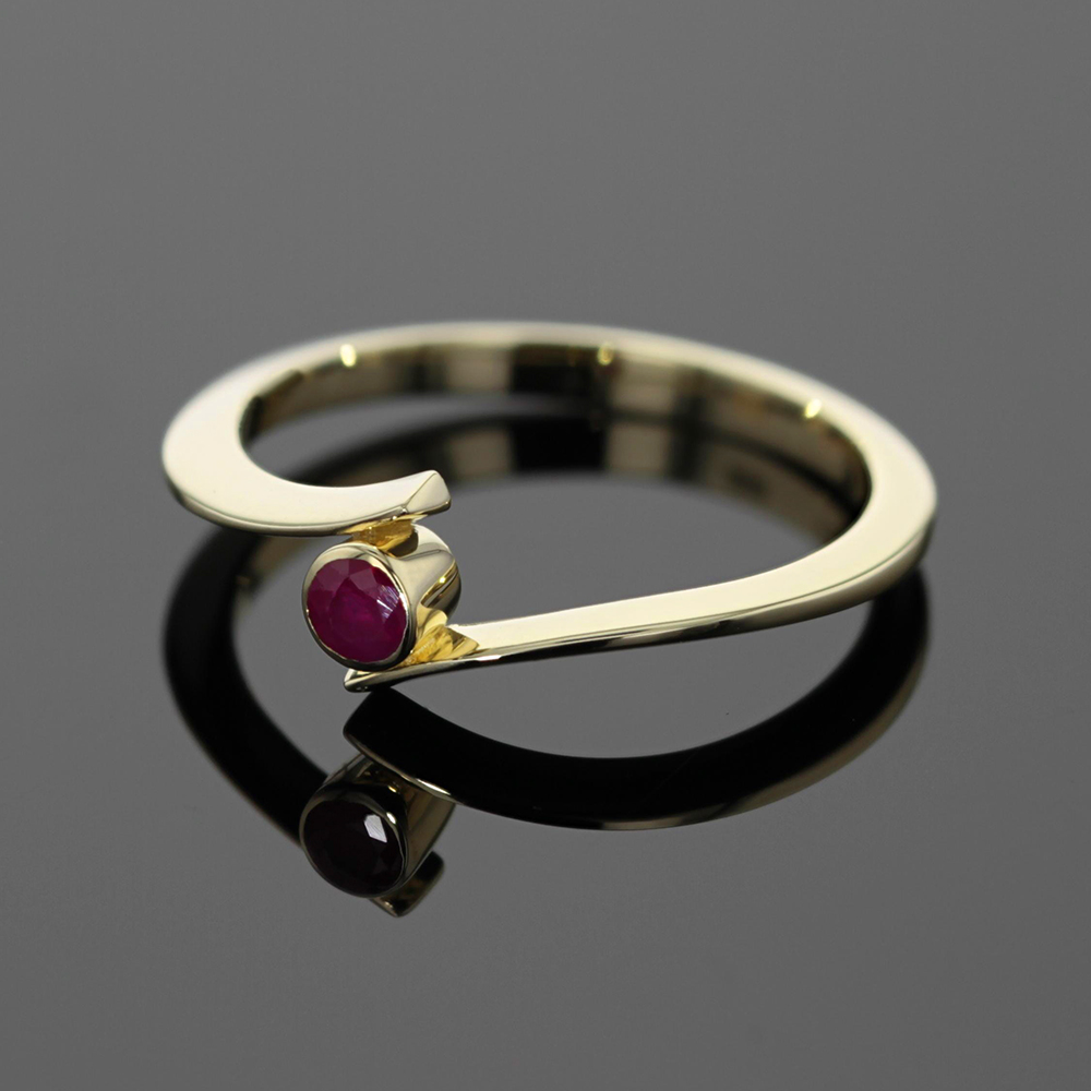 9ct gold ring with Ruby