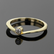 9ct gold ring with lab grown diamond