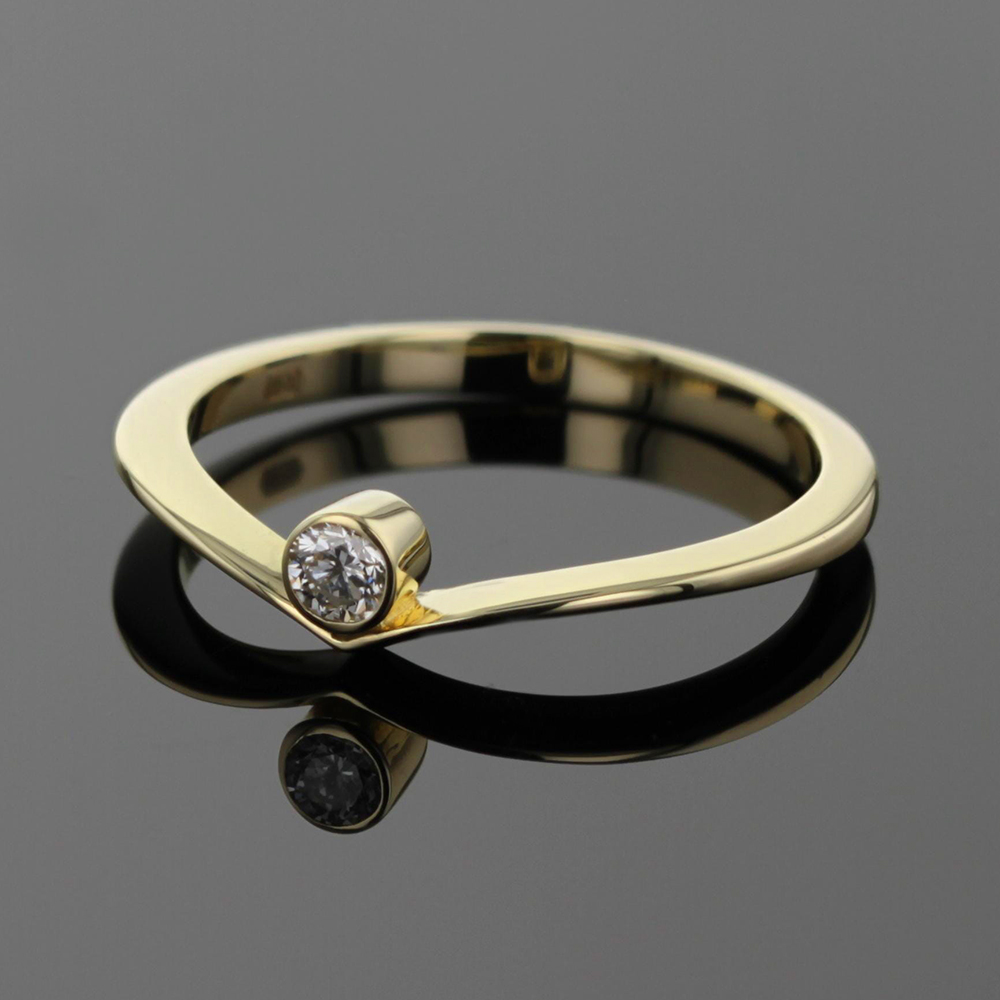 9ct gold ring with lab grown diamond