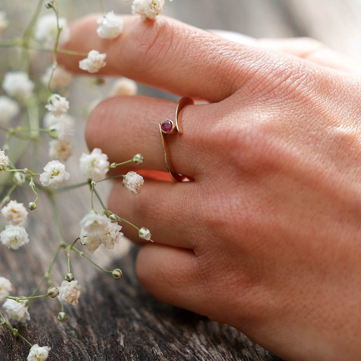 9ct gold ring with a Ruby