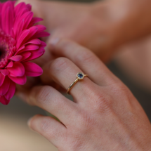 9ct yellow gold ring with a Sapphire