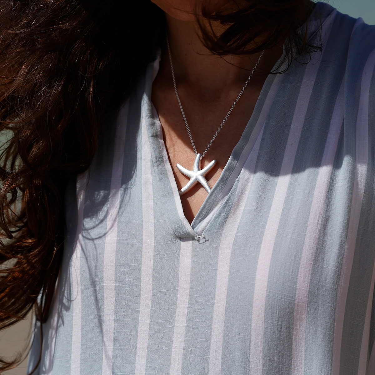 Seastar pendant in a matted silver